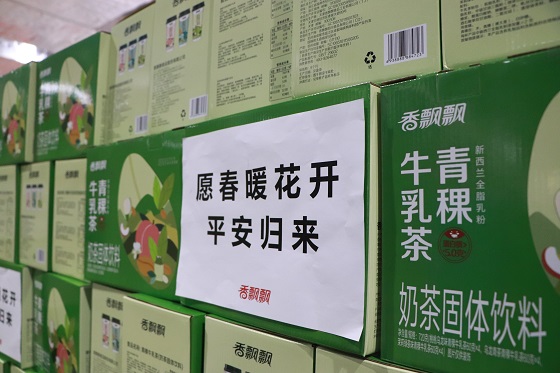 爱和温暖从不缺席，香飘飘万箱奶茶助力援沪
