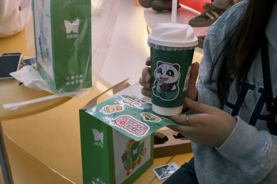 牵手成功！和香飘飘茶饮店里的新「帅哥」